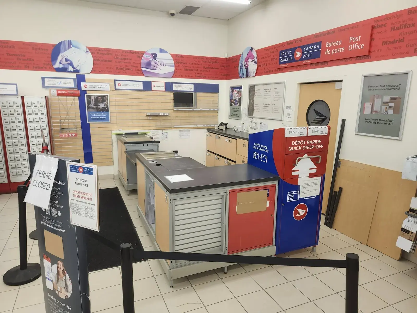 Comptoirs de service d'un bureau de poste