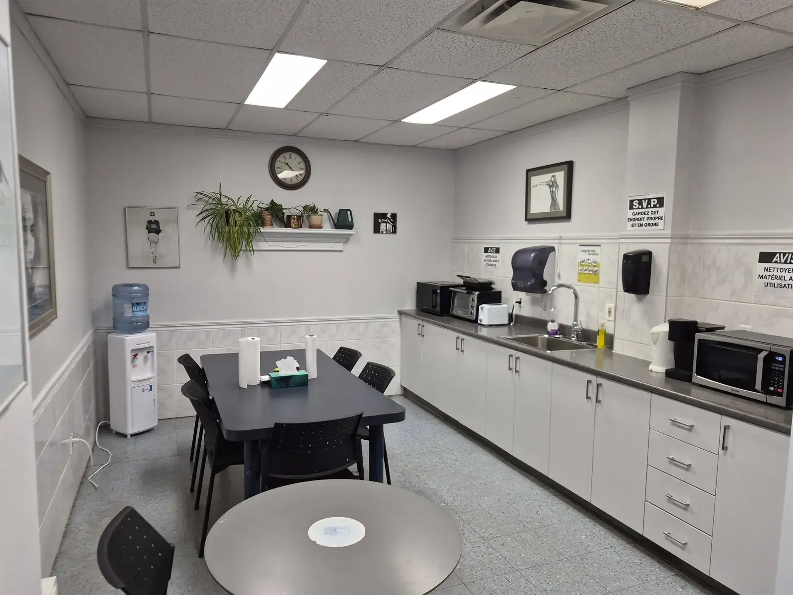 Salle des employés avec cuisinette, tables et chaises