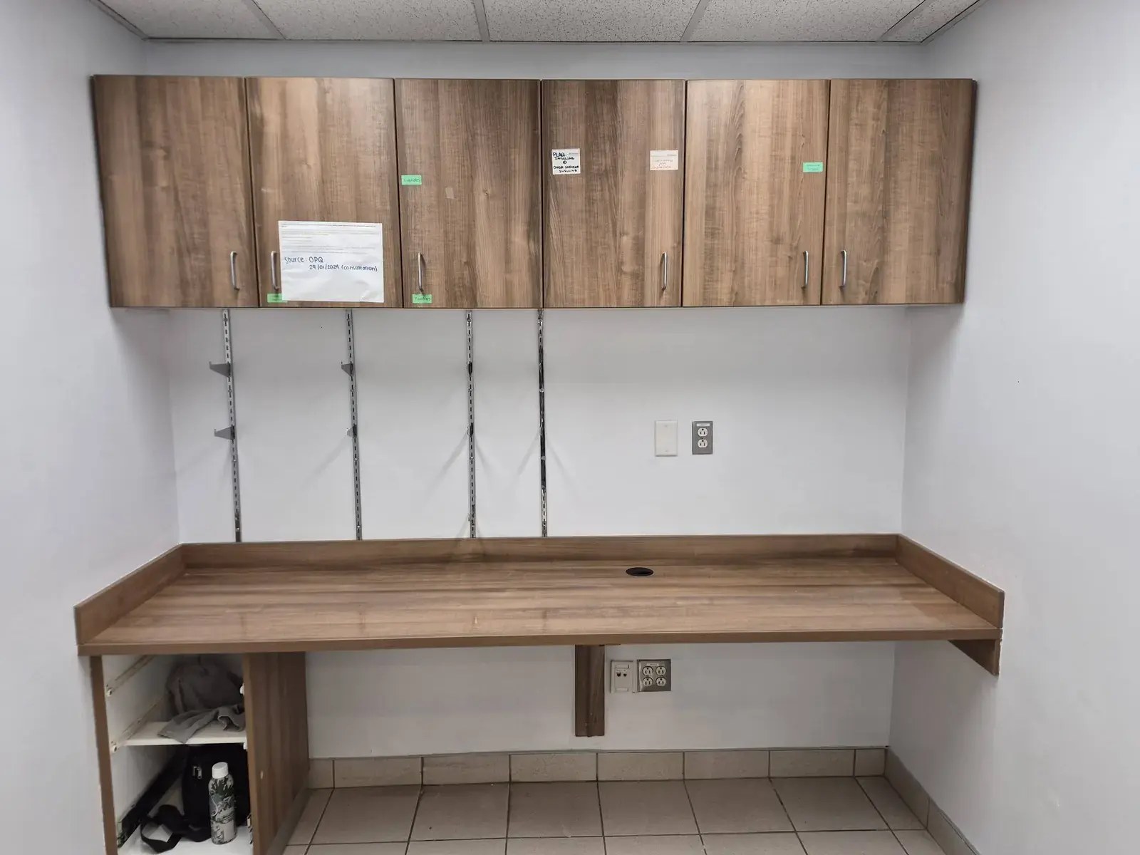 Poste de travail avec armoires en bois et tablettes