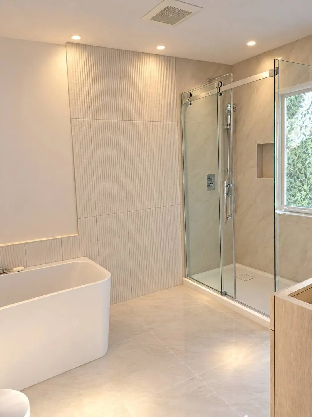 Douche vitrée et bain autoportant, salle de bain terminée