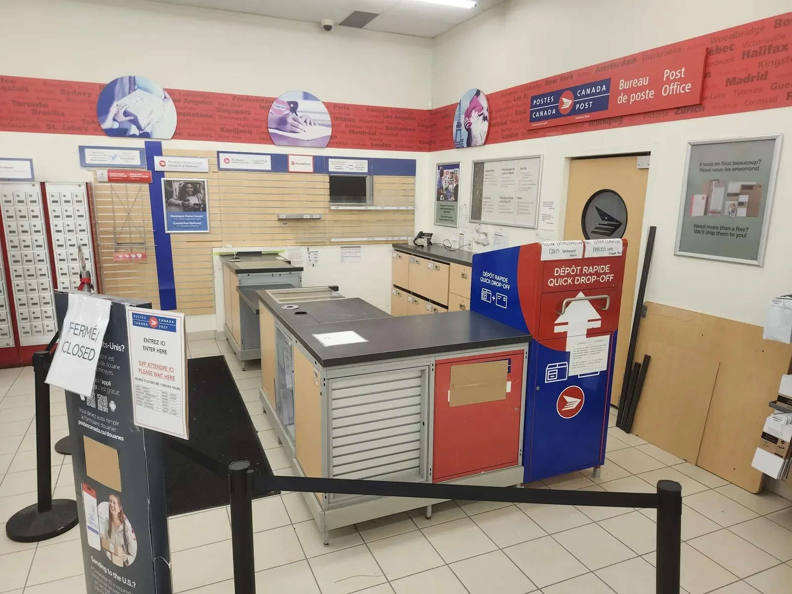 Comptoirs de service d'un bureau de poste